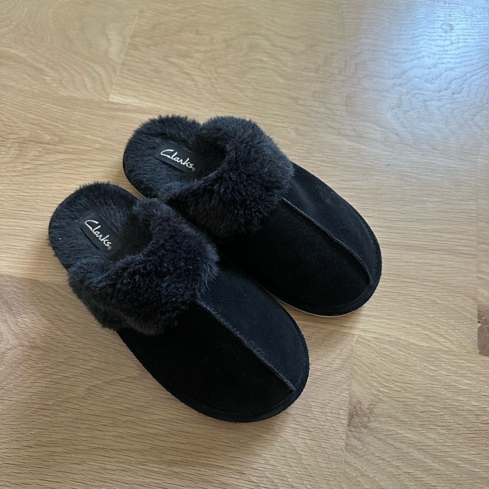 Clarks Women's Black Faux-Fur Lined Slip-On Slippers